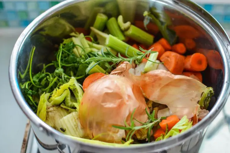 How to Make a Delicious Vegetable Broth from Scraps